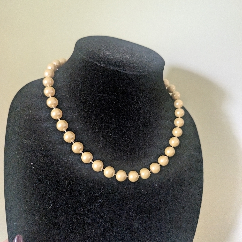 VintGe Yellow Beaded Necklace - Picture 2 of 6